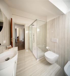 カットーリカにあるHotel Trevi - Cattolica Family Resortのバスルーム(シャワー、トイレ、シンク付)