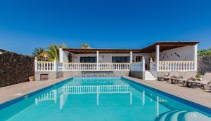 Bazén v ubytovaní Graceful Puerto del Carmen Villa 5 bedrooms Villa Quevega Distant Sea Views alebo v jeho blízkosti
