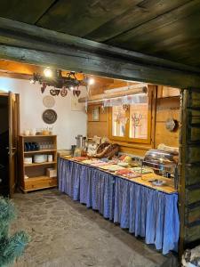 kuchnia ze stołem z niebieską tkaniną w obiekcie Mała Bawaria w Zakopanem