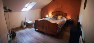 een slaapkamer met een bed en een dakraam bij Charmant duplex 80m² in Mouchard