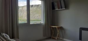 a room with a window with a view of a mountain at Mirador del Bosque Aparts in El Chalten