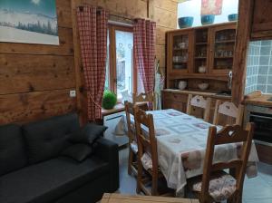 uma sala de estar com uma mesa e um sofá em La Ferme d'Henriette, à Samoëns em Samoëns