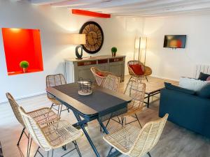 salon ze stołem, krzesłami i kanapą w obiekcie Bel appartement contemporain w mieście Alençon