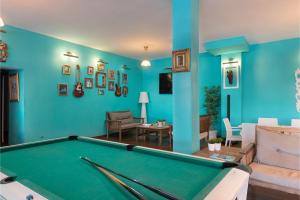 una mesa de billar en una sala de estar con paredes azules en Holiday Park Santa Ponsa, en Santa Ponsa