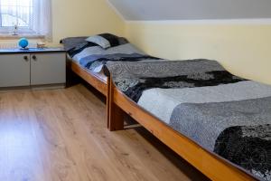 Łóżko lub łóżka w pokoju w obiekcie Kaszubski Dworek