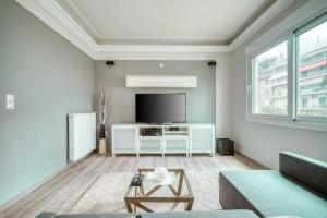 Televízia a/alebo spoločenská miestnosť v ubytovaní Charming Contemporary 2 bedroom apartment