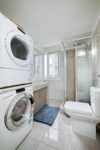 Charming Contemporary 2 bedroom apartment في أثينا: حمام مع غسالة ومرحاض