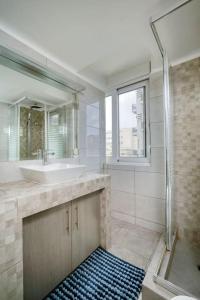 Charming Contemporary 2 bedroom apartment في أثينا: حمام مع حوض وحوض ومرآة