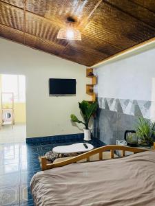 una camera da letto con un letto e una TV a parete di My Dream Hotel a Da Lat