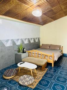 una camera con due letti, un tavolo e un tappeto di My Dream Hotel a Da Lat
