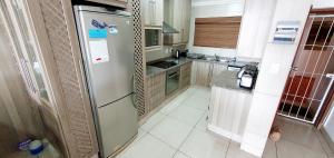 Una cocina con refrigerador y gabinetes de acero inoxidable. en Ramsgate Rendezvous 3 - Sleeps 6 - Close to The Beach!, en Margate