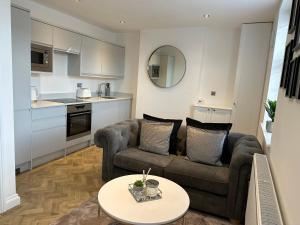 uma sala de estar com um sofá e uma mesa em Stunning City Centre Apartments em Cardiff