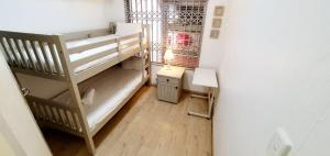 Una pequeña habitación con una litera y una ventana. en Ramsgate Rendezvous 3 - Sleeps 6 - Close to The Beach!, en Margate 8 fotos más