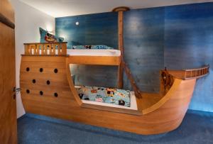 een stapelbed voor kinderen in een piratenschip kamer bij Landgasthof Paradies in Frickingen