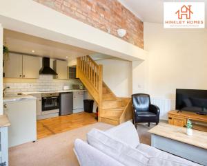 uma sala de estar com uma escada e uma cozinha em Cosy Contained Riverside 1bed - 2 Floors - Parking em Bridgwater