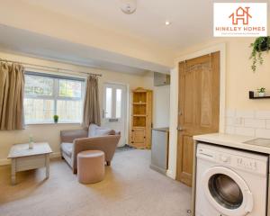 un soggiorno con lavatrice e asciugatrice di Cosy Contained Riverside 1bed - 2 Floors - Parking a Bridgwater