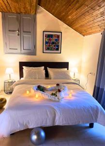 um quarto com uma cama com velas em Farah Locanda em Ramallah