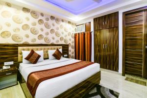 a bedroom with a large bed in a room at Hotel Pearl - Mahipalpur Delhi Airport in New Delhi