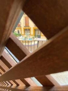 - un balcon avec une table en arrière-plan dans l'établissement Apartamentos Sevilla Palace, à Séville