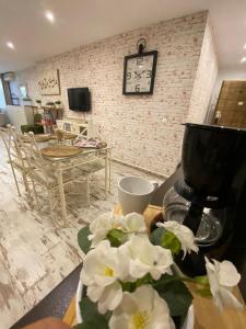 Televízia a/alebo spoločenská miestnosť v ubytovaní Apartamentos Sevilla Palace