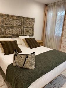 Apartamentos Sevilla Palace tesisinde bir odada yatak veya yataklar