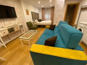 Televízia a/alebo spoločenská miestnosť v ubytovaní Apartamentos Sevilla Palace