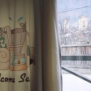 Guesthouse of Manoni Ratiani في ميستيا: غرفة مع نافذة مع ستارة بيع غرف