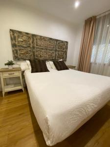 Posteľ alebo postele v izbe v ubytovaní Apartamentos Sevilla Palace