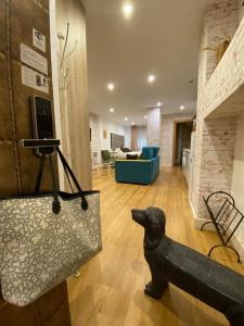 Televízia a/alebo spoločenská miestnosť v ubytovaní Apartamentos Sevilla Palace
