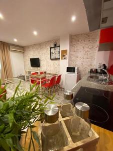 Televízia a/alebo spoločenská miestnosť v ubytovaní Apartamentos Sevilla Palace