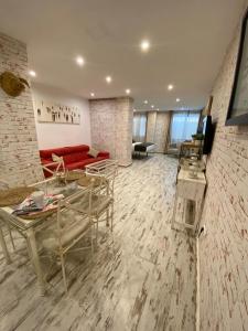 Televízia a/alebo spoločenská miestnosť v ubytovaní Apartamentos Sevilla Palace
