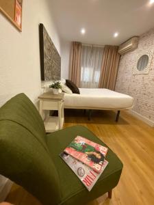 Televízia a/alebo spoločenská miestnosť v ubytovaní Apartamentos Sevilla Palace