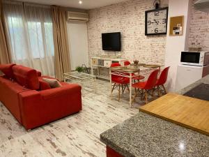 Televízia a/alebo spoločenská miestnosť v ubytovaní Apartamentos Sevilla Palace