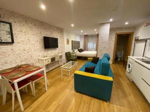 Televízia a/alebo spoločenská miestnosť v ubytovaní Apartamentos Sevilla Palace