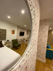 Televízia a/alebo spoločenská miestnosť v ubytovaní Apartamentos Sevilla Palace