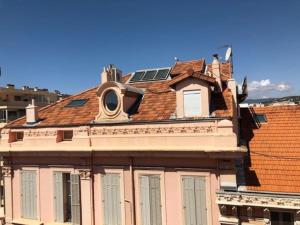 budynek z dachem z oknem w obiekcie 2 pièces 2 terrasses 100 m Croisette très clair. w Cannes