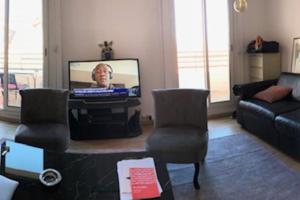 Telewizja i/lub zestaw kina domowego w obiekcie 2 pièces 2 terrasses 100 m Croisette très clair.