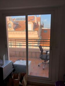 Pokój z oknem, biurkiem i krzesłem w obiekcie 2 pièces 2 terrasses 100 m Croisette très clair. w Cannes