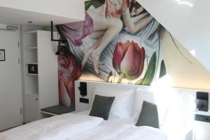 Un pat sau paturi într-o cameră la ART-INN Design Self-Check-in-Hotel
