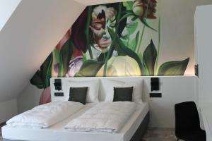 Un pat sau paturi într-o cameră la ART-INN Design Self-Check-in-Hotel