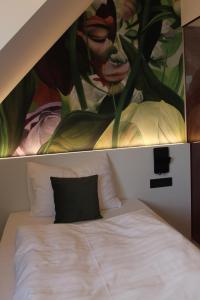 Un pat sau paturi într-o cameră la ART-INN Design Self-Check-in-Hotel