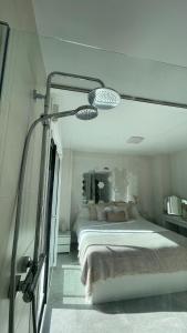 ein Schlafzimmer mit einem großen Bett in einem Zimmer in der Unterkunft Marbella Centre with terrace and pool in Marbella