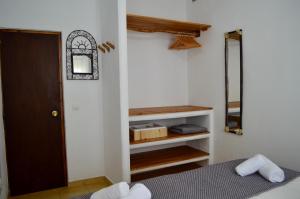 1 dormitorio con cama, espejo y puerta en Poniente, en Barbate 26 fotos más