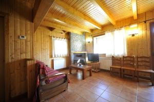 a living room with a couch and a television at Casa Franch in Espot