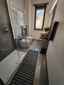 un bagno con due lavandini e una cabina doccia di Santa Rita Suite a Torino
