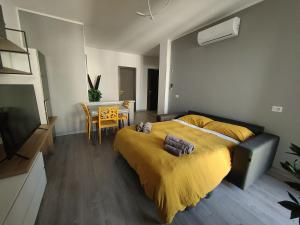 um quarto com uma cama grande e um cobertor amarelo em Santa Rita Suite em Turim