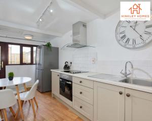 Kitchen o kitchenette sa Centrally Tucked Away Private 4bed - Free parking! By Hinkley Homes Short Lets & Serviced Accommodation