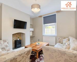 uma sala de estar com um sofá e uma lareira em Centrally Tucked Away Private 4bed - Free parking! By Hinkley Homes Short Lets & Serviced Accommodation em Bridgwater