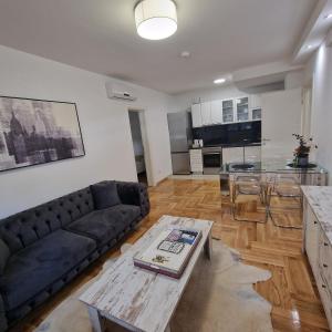 een woonkamer met een bank en een tafel bij M48 apartments in Belgrado