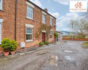 um parque de estacionamento vazio em frente a um edifício de tijolos em Centrally Tucked Away Private 4bed - Free parking! By Hinkley Homes Short Lets & Serviced Accommodation em Bridgwater